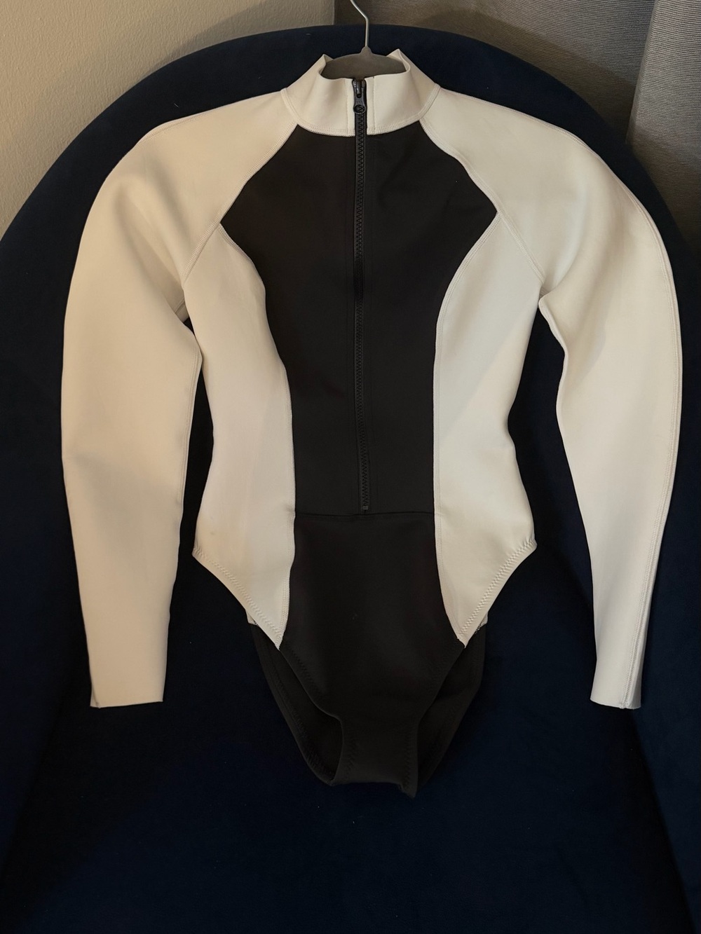 Long-Sleeve One-Piece swimsuit in Black and White